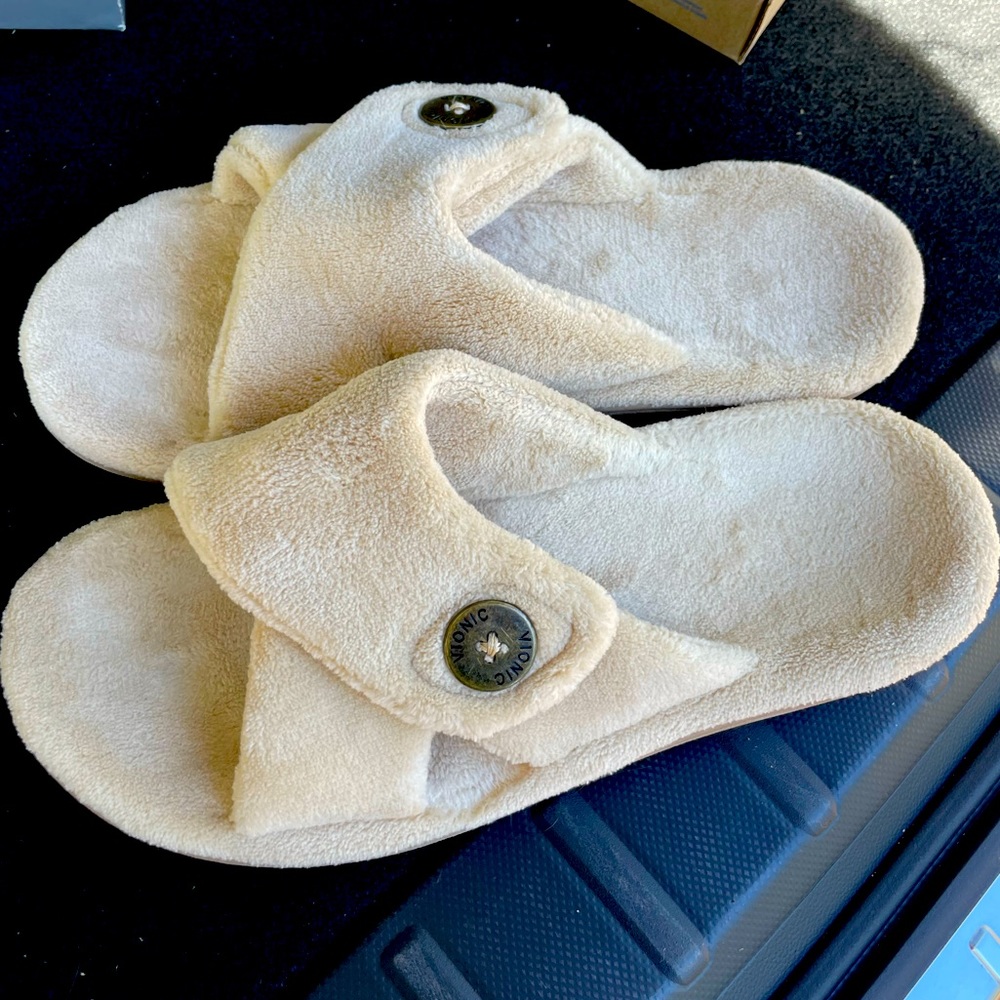 Vionic Fuzzy Slippers. Great condition no rips or stains.